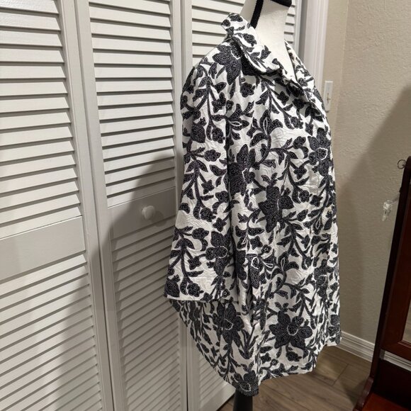 Chico’s Black & White Floral Textured Jacket – Size 3P (16/18 Petite) - Picture 5 of 9